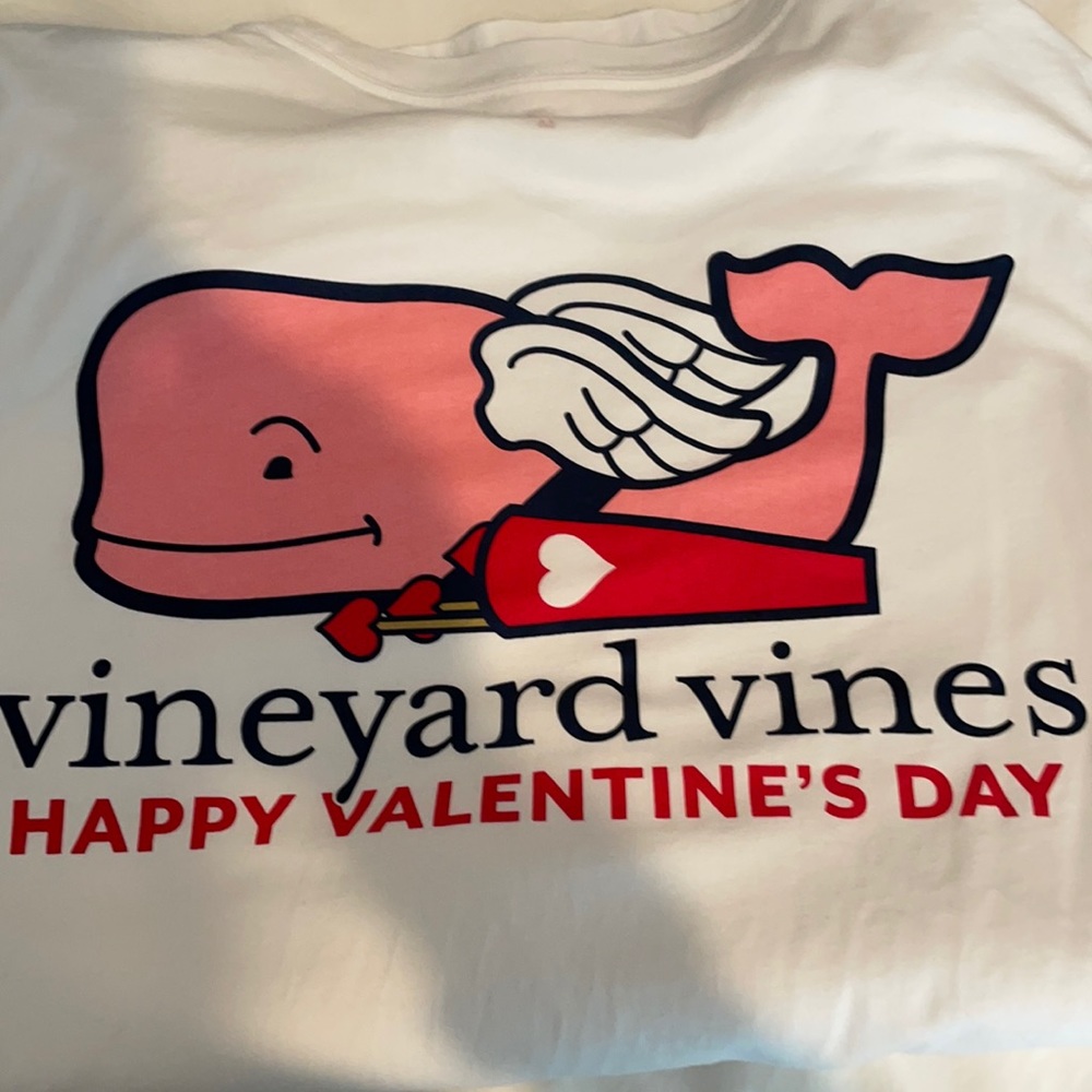 Vineyard Vines Valentine whale tee